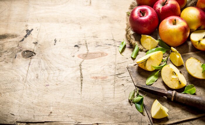 Poster Messer und Äpfel auf Holz gelegt