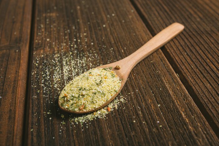 Poster Mischung von Gewürzen auf Holzlöffel