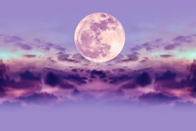 Mond bei Nacht vor dem Hintergrund des Himmels in Violetttönen