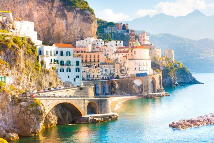 Poster Morgen Blick auf Amalfi Stadtbild auf Küste Linie des Mittelmeeres, Italien