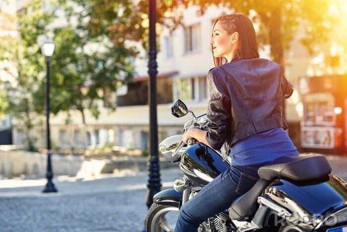 Poster Motorrad Frau in der Stadt