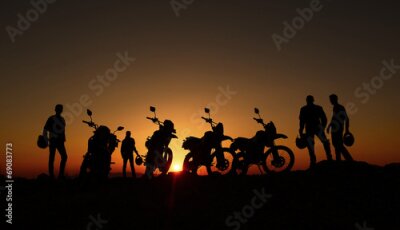 Motorradfahrer und Motorräder bei Sonnenuntergang
