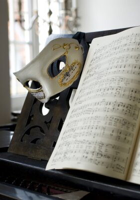 Musische Noten und Maske