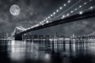 Nachtblick auf Brücke