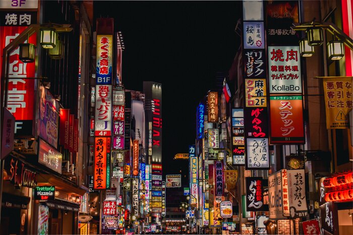 Poster Nachtstraße in Tokio mit Neonwerbung