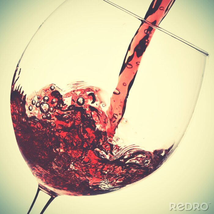 Poster Nahaufnahme von Glas mit eingegossenem Wein