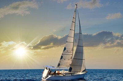Nahaufnahme von Segelboot und Sonnenaufgang
