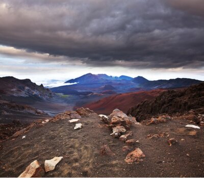 Poster Natur dunkle Wolken über dem Vulkan