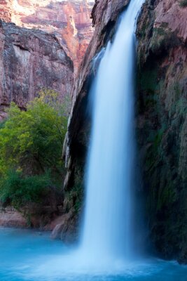 Poster Natur und Wasserfall zwischen den Felsen