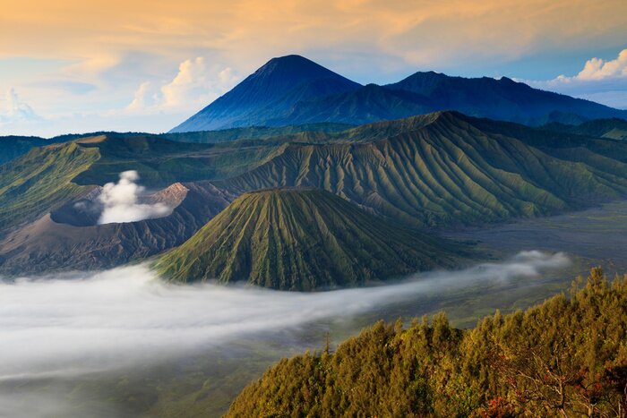 Poster Neblige Berglandschaft am Morgen