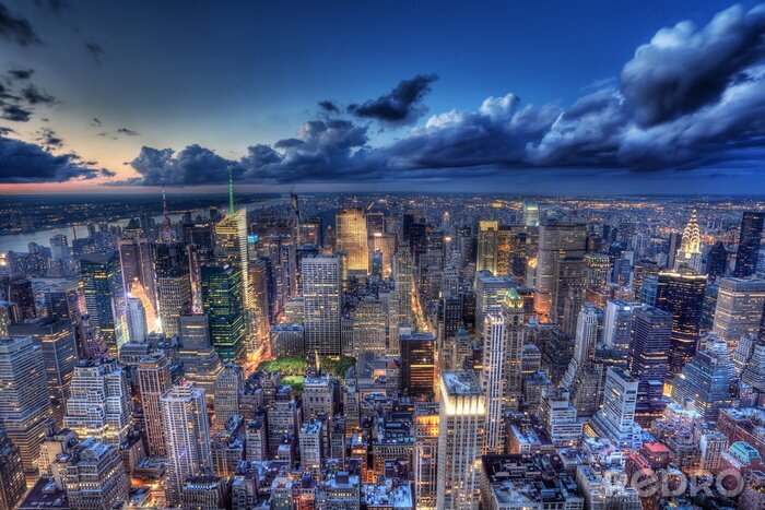 Poster New York in der Abenddämmerung mit beleuchteten Wolkenkratzern