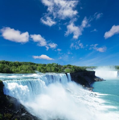 Niagarafälle bei sonnigem Wetter