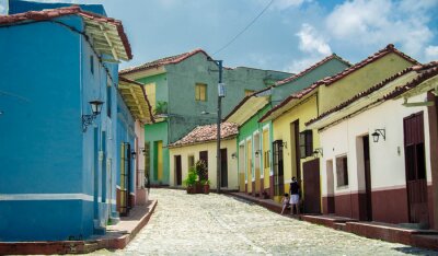 Niedrige bunte Häuser auf Kuba
