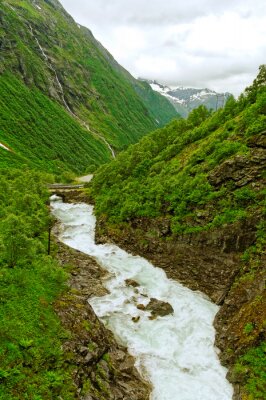 Poster Norwegische Landschaft mit einem Gebirgsfluss