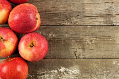 Poster Obst Äpfel auf Holzbrettern platziert