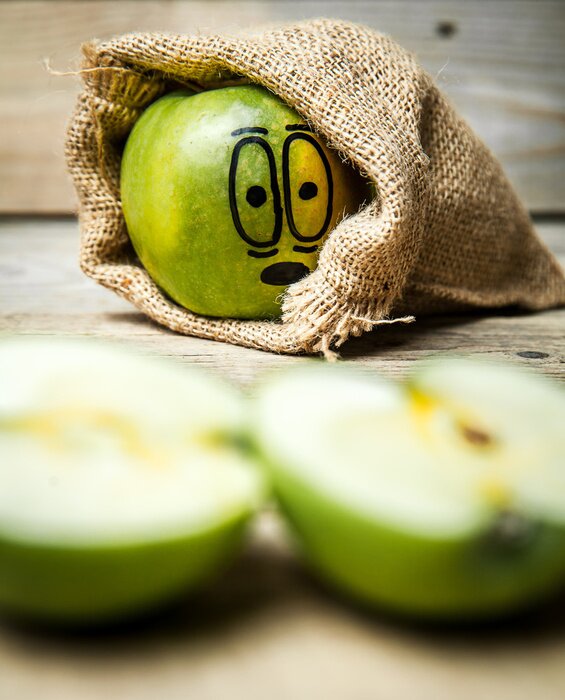 Poster Obst Apfel mit aufgemaltem Gesicht