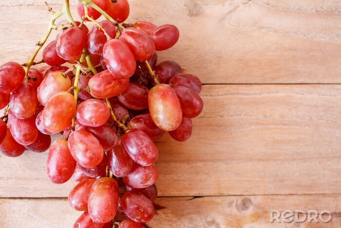 Poster Obst rote Trauben auf Holztischplatte