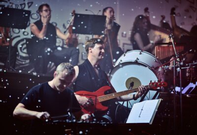 Poster Orchester der Band während des Konzerts