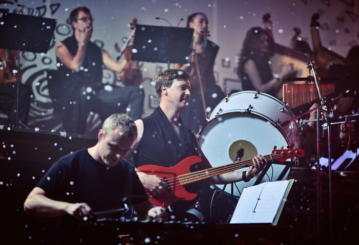 Poster Orchester der Band während des Konzerts