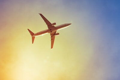 Poster Passagierflugzeug vor einem Hintergrund der Sonne