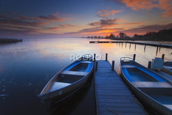 Poster Peaceful Sonnenaufgang mit dramatischen Himmel und Boote und eine Anlegestelle