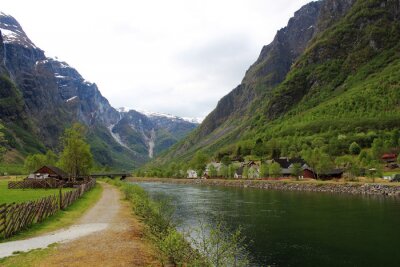 Pfad und Fluss zwischen den Bergen
