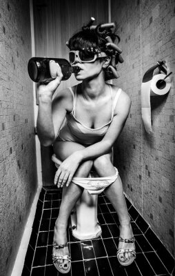 Poster Porträt einer Frau in der Toilette