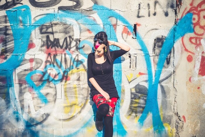 Poster Punk Mädchen lehnt gegen eine Wand