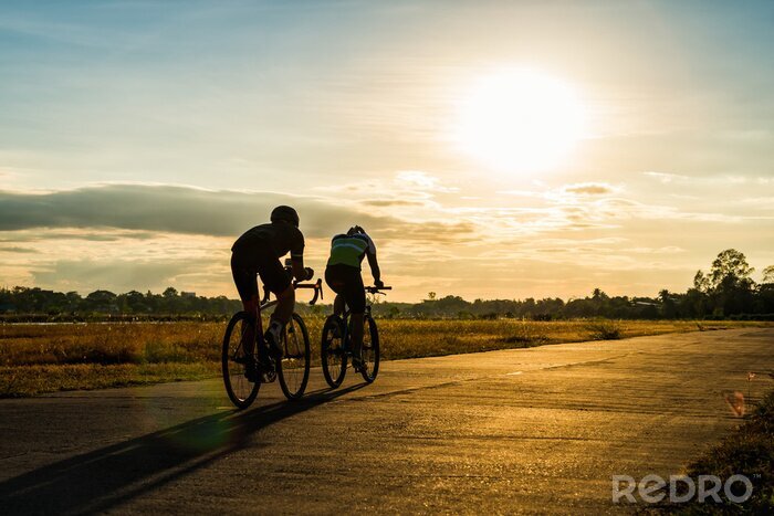Poster Radfahrendes Paar auf einer Tour