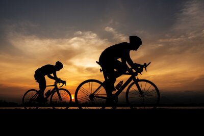 Poster Radfahrer vor einem Hintergrund des Sonnenuntergangs