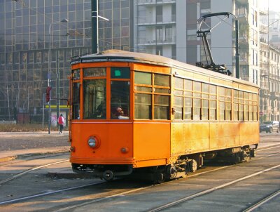 Retro orangefarbene Straßenbahn