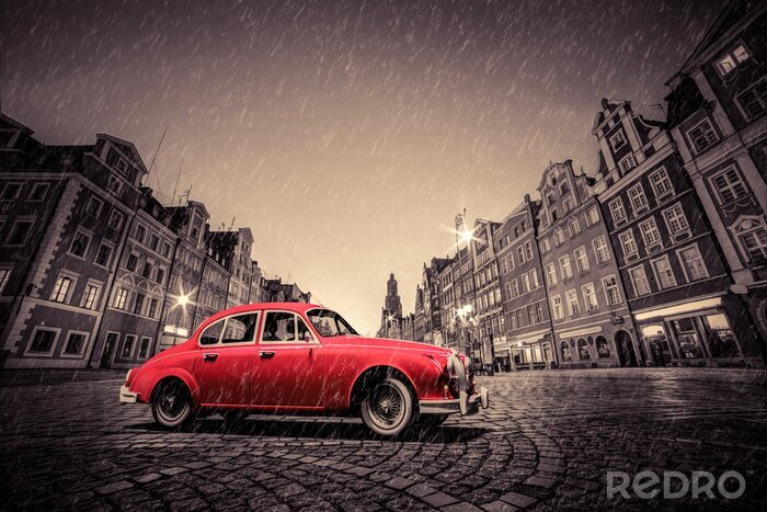 Poster Retro rotes Auto auf Kopfstein historische Altstadt im Regen. Wroclaw, Polen.