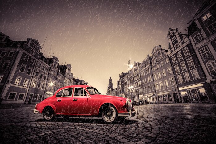 Poster Retro rotes Auto auf Kopfstein historische Altstadt im Regen. Wroclaw, Polen.