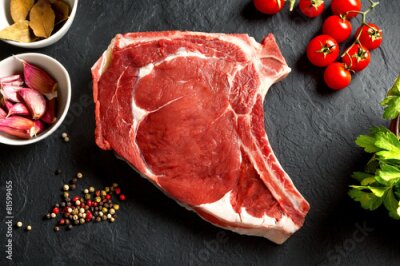 Poster Rinder-Entrecôte-Steak auf einem dunklen Schneidebrett