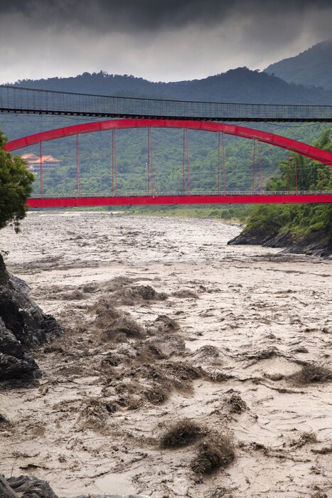 Poster Rote Brücke vor dem Hintergrund der Berge