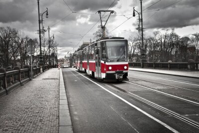 Rote Straßenbahn in Prag