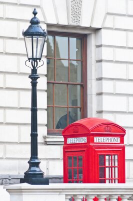 Poster Rote Telefonzelle neben dem Laternenpfahl