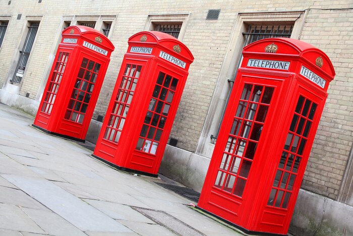 Poster Rote Telefonzellen an einem Gebäude