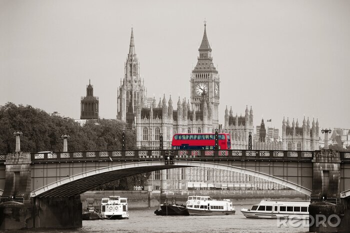 Poster Roter Bus in grauem London