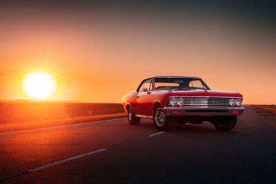 Rotes Auto bei Sonnenuntergang
