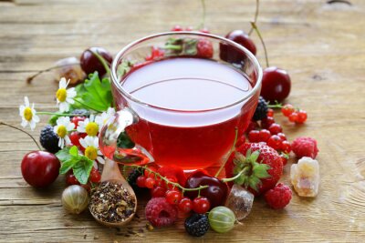 Rotes Getränk aus Obst