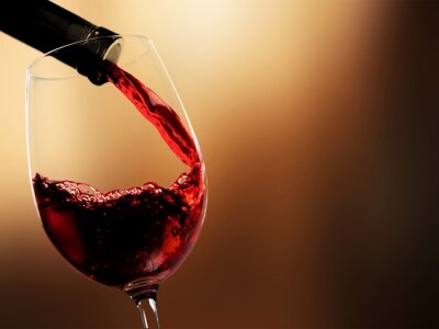 Rotwein in ein Glas gegossen
