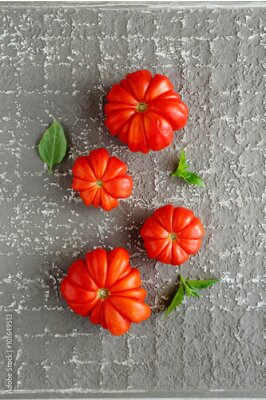 Poster Saftige rote Tomaten auf grauem Hintergrund