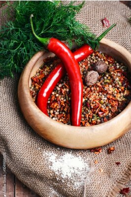 Poster Scharfe Chilischoten neben einer bunten Gewürzmischung