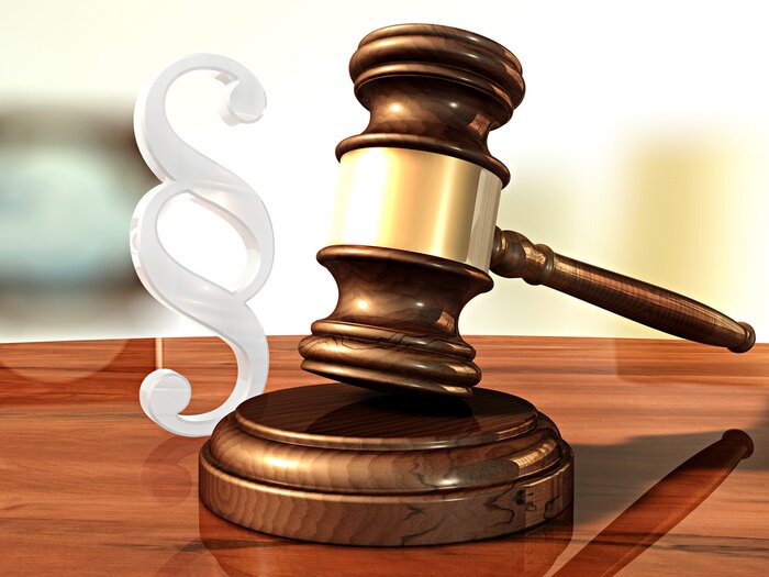 Poster Schiedsrichterhammer und Absatzmarker auf einem Tisch