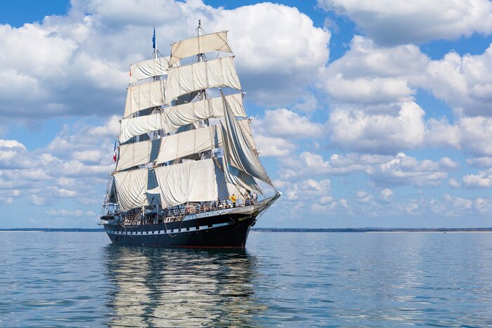 Poster Schiff mit Segeln auf dem Wasser