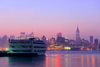 Schiff vor dem Hintergrund der Wolkenkratzer von New York City