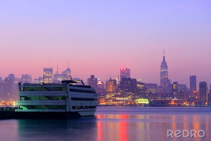 Poster Schiff vor dem Hintergrund der Wolkenkratzer von New York City