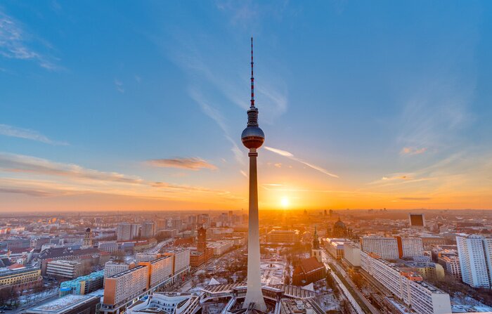 Poster Schöner Sonnenuntergang mit dem Fernsehturm am Alexanderplatz in Berlin