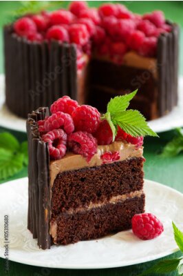 Poster Schokoladendessertkuchen, dekoriert mit Himbeeren